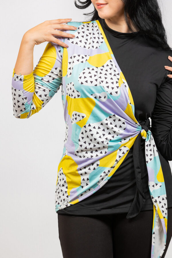 Butterfly burkini top only فتاه ترتدي مايوه أسود وبه طباعة ملونة بوركيني BUTTERFLY BURKINI كالفراشة