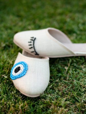سليبر أوف وايت به تطريز لرسمة عين باللون اللبني-slipper