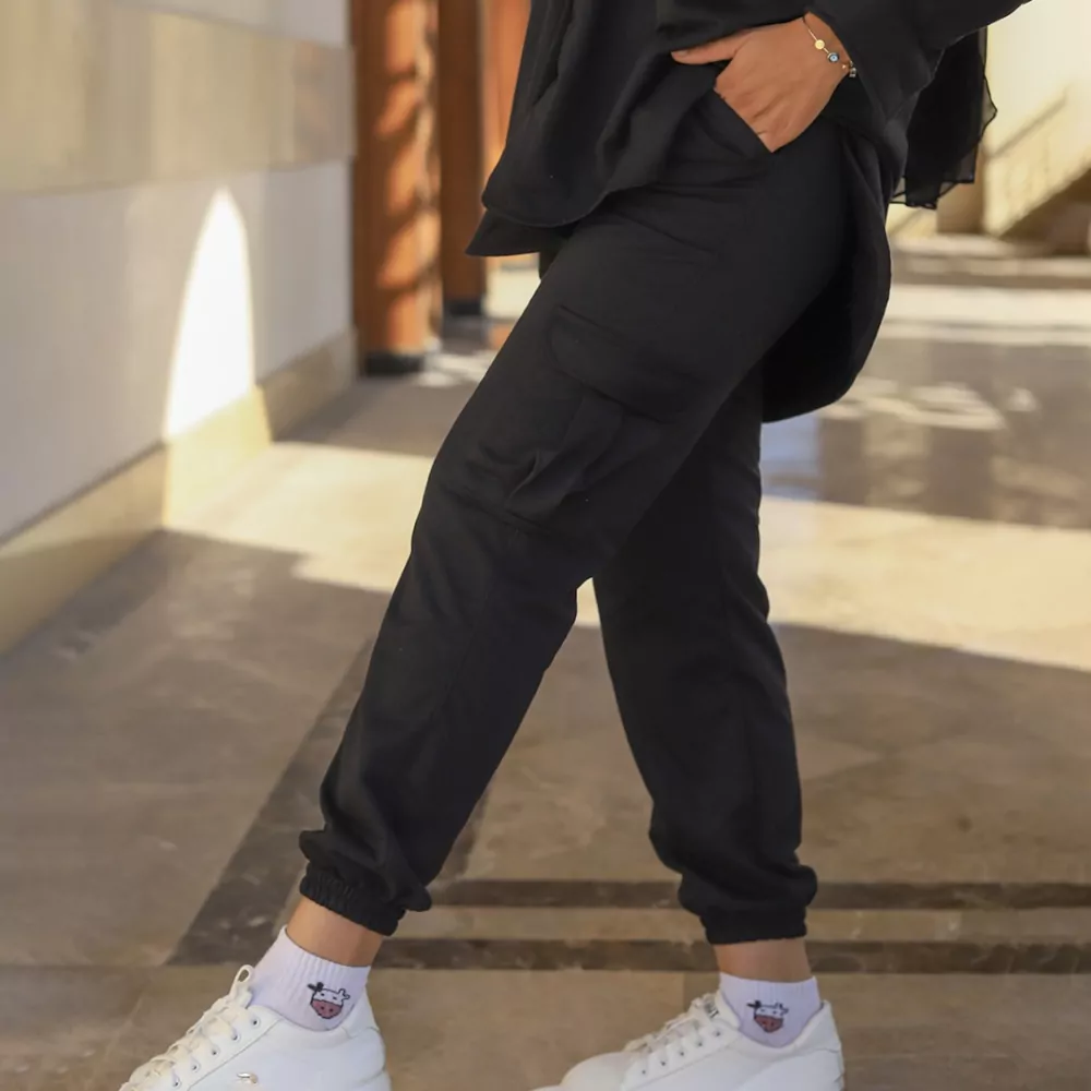 فتاه ترتدي Sweatpants
