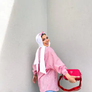 قميص أحمر مقلم
