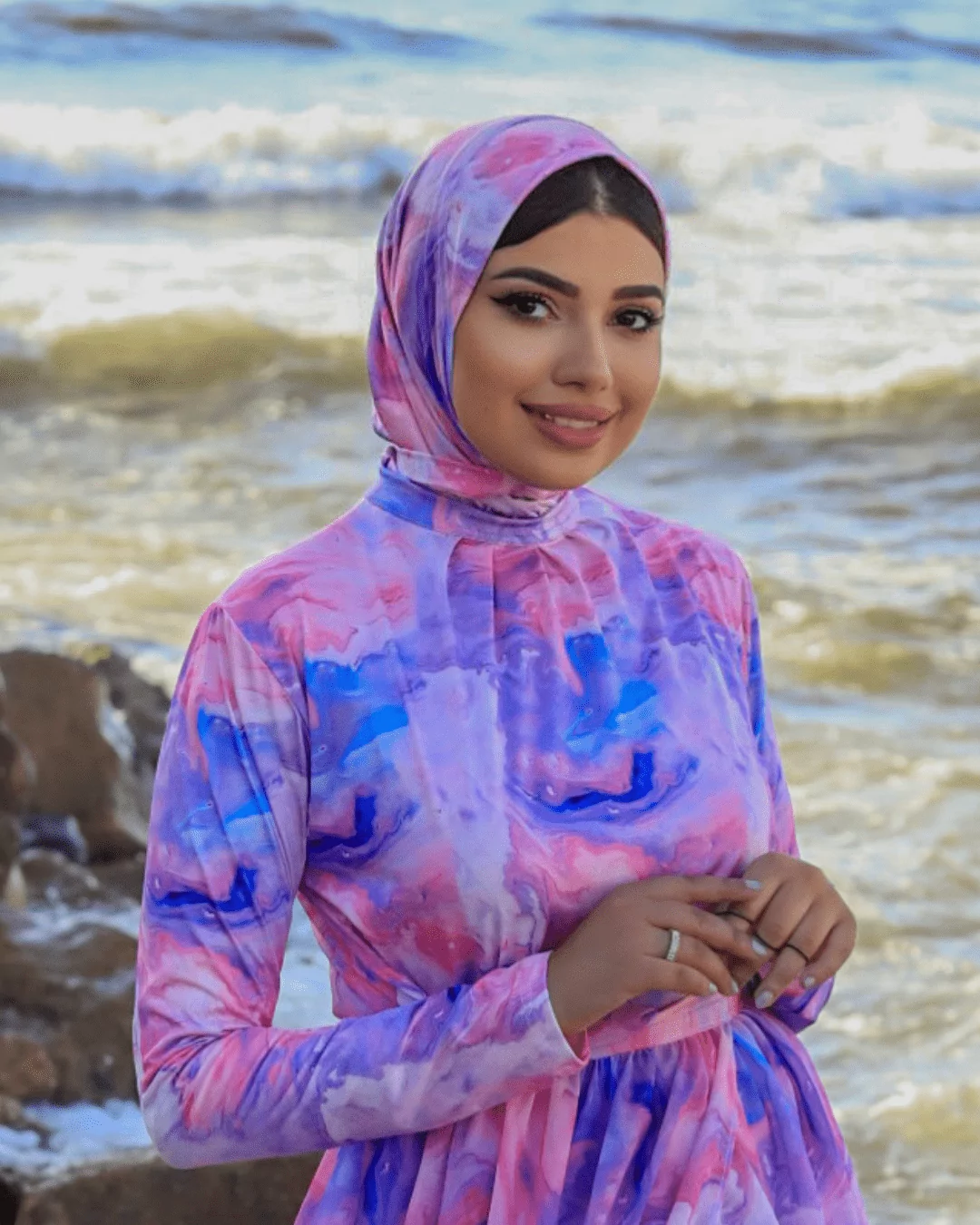 فتاه ترتدي امنحي نفسك تجربة رائعة ومريحة على الشاطئ مع "MARSHMALLOW BURKINI"، المايوه للبحر الذي يجمع بين الراحة والأناقة. يتميز هذا المايوه بتصميمه الأنيق وتفاصيله المتميزة، ويأتي مع تلبيسة رأس محكمة لإكمال الإطلالة بأناقة. صُنع "MARSHMALLOW BURKINI" من خامات عالية الجودة تمنحك الراحة والحرية في الحركة أثناء السباحة والاستجمام. تصميمه الفريد يجمع بين الأناقة والتغطية الكاملة، مع حجاب الرأس المحكم للحماية من أشعة الشمس. استمتعي بالشاطئ بأناقة لا مثيل لها وتمتعي بإطلالة تلفت الأنظار مع "MARSHMALLOW BURKINI". متعدد الاوان
