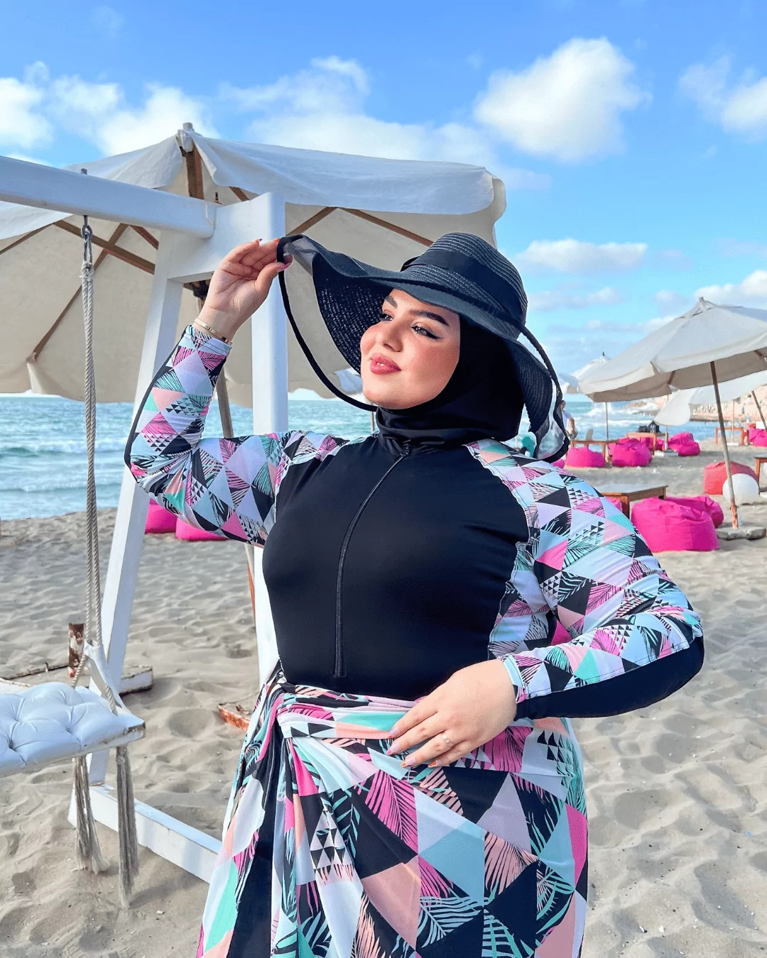 فتاه ترتدى PRINTED BURKINI وطاقية سوداء