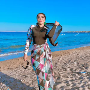فتاه ترتدي SIWA SKIRT COVER