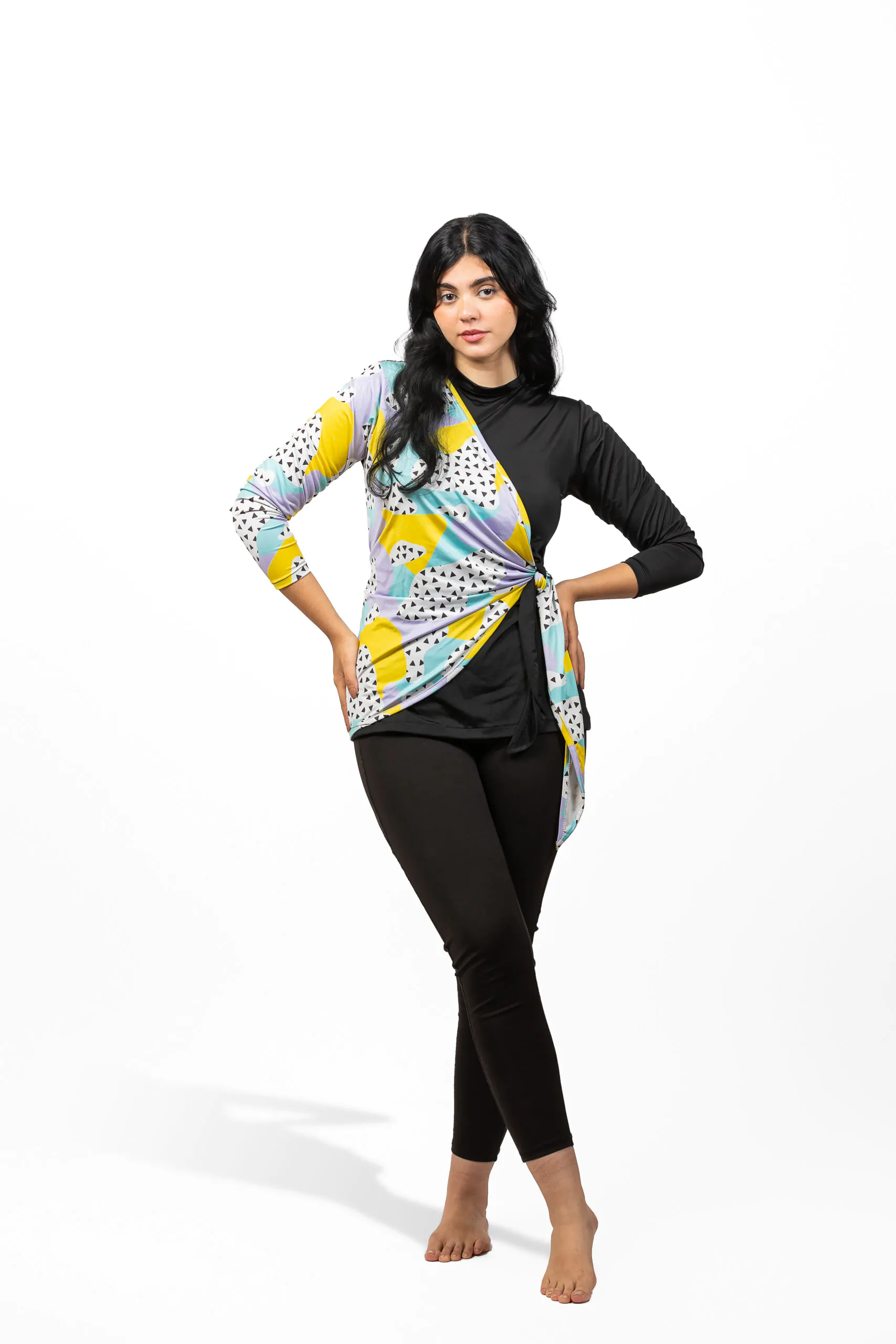 فتاه ترتدي مايوه أسود وبه طباعة ملونة بوركيني BUTTERFLY BURKINI كالفراشة