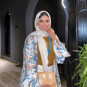 فتاه ترتدي كارديجان ملون