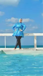فتاه ترتدي امنحي نفسك تجربة رائعة ومريحة على الشاطئ مع "MARSHMALLOW BURKINI"، المايوه للبحر الذي يجمع بين الراحة والأناقة. يتميز هذا المايوه بتصميمه الأنيق وتفاصيله المتميزة، ويأتي مع تلبيسة رأس محكمة لإكمال الإطلالة بأناقة. صُنع "MARSHMALLOW BURKINI" من خامات عالية الجودة تمنحك الراحة والحرية في الحركة أثناء السباحة والاستجمام. تصميمه الفريد يجمع بين الأناقة والتغطية الكاملة، مع حجاب الرأس المحكم للحماية من أشعة الشمس. استمتعي بالشاطئ بأناقة لا مثيل لها وتمتعي بإطلالة تلفت الأنظار مع "MARSHMALLOW BURKINI". متعدد الاوان